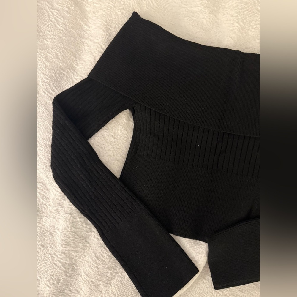 OFF THE SHOULDER BLACK CROPPED SWEATER